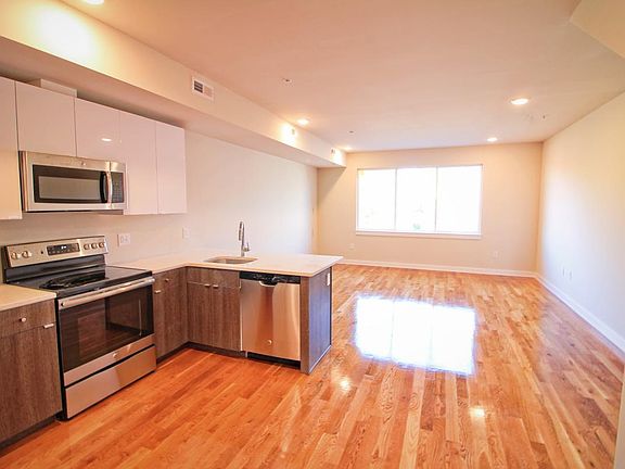 4th image of 1647 Germantown Ave #B
