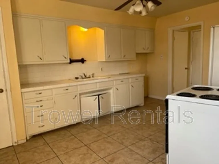 2406 Cambridge St — Photo 10