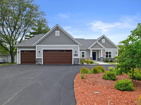 N38W26955 Glacier ROAD, Pewaukee, WI 53072