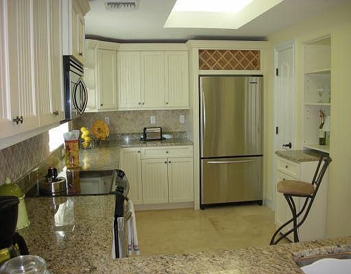 3rd image of 4121 Ocean Dr APT 201