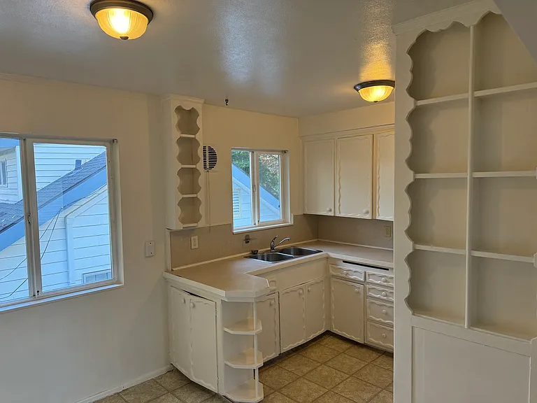 3674 SE Center St #3 — Photo 2