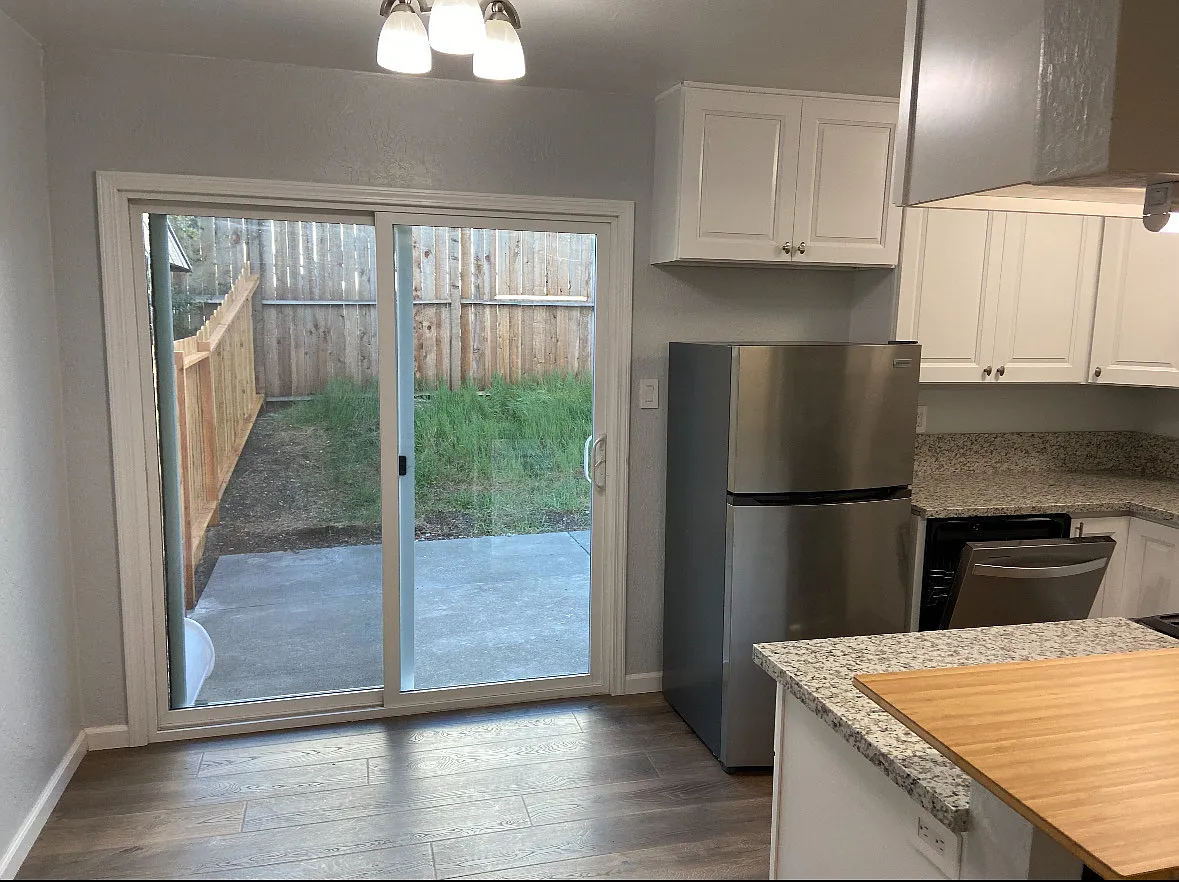 2 bed, 1.5 bath, 900 sqft, $2,500 — Photo 3