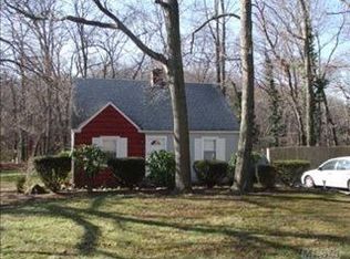 10 Acorn Ln, Stony Brook, NY 11790