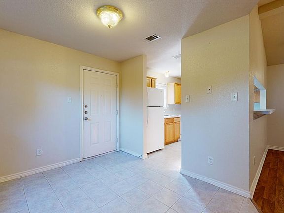 3rd image of 926 Crepe Myrtle St