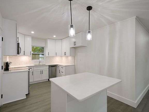 3rd image of 62 Silva Dr