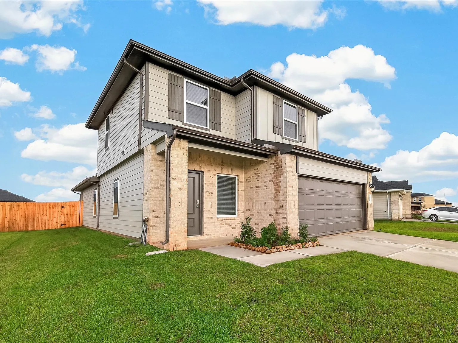 4 bed, 2.5 bath, 2042 sqft, $2,390 — Photo 3