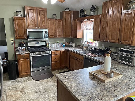 3rd image of 92 Vivian Ct