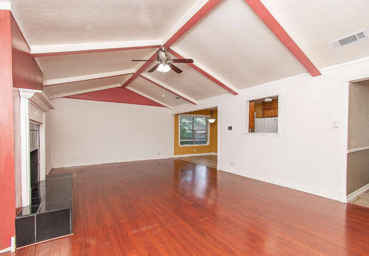 3 bed, 2.0 bath, 1601 sqft, $1,300 — Photo 3