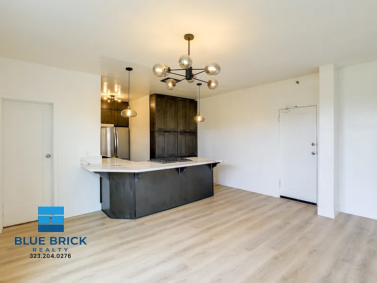300 N Bonnie Brae St #302 — Photo 1