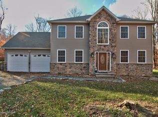 121 Panther Hill Dr, Newfoundland, PA 18445