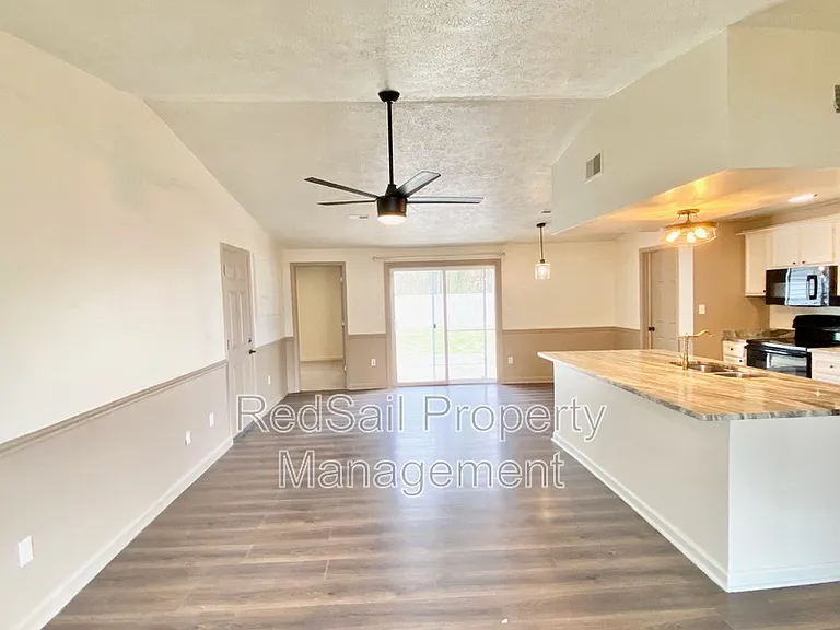 725 Chatsworth Dr — Photo 5