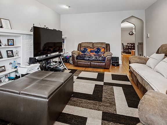 2nd image of 5914 N Artesian Ave APT 1