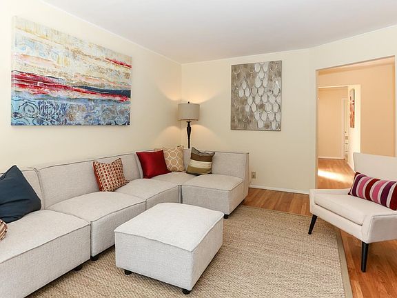 3rd image of 250 Evelyn Way