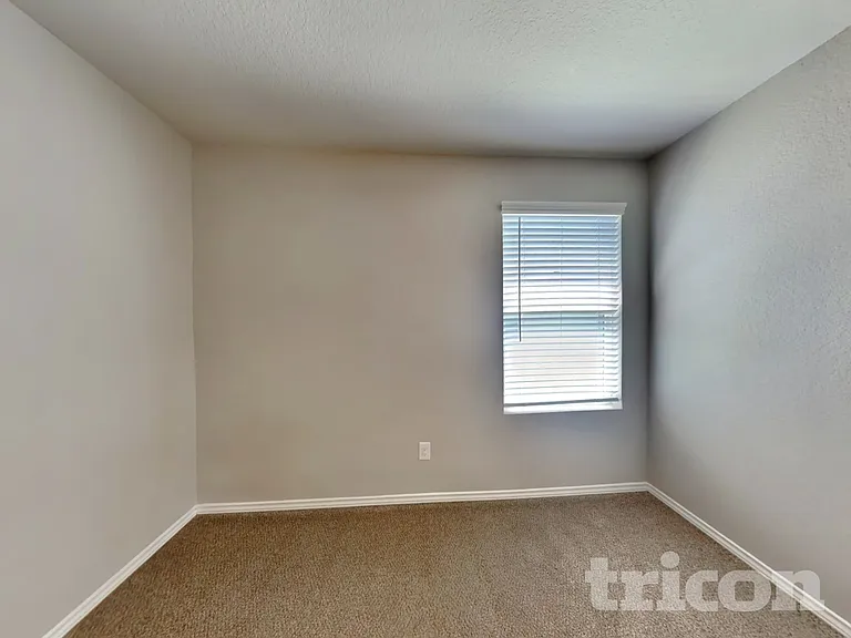 5306 Everett Loop — Photo 12
