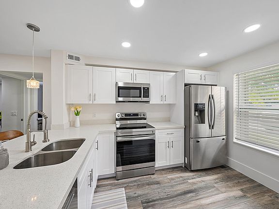 2nd image of 6928 Briarlake #102
