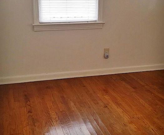 5th image of 144 E Merrick St
