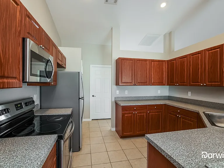 3201 42nd St SW — Photo 4