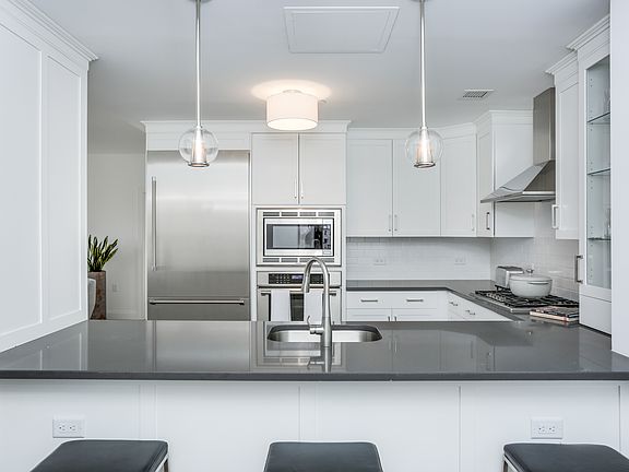 5th image of 10 Byron Pl Unit 323