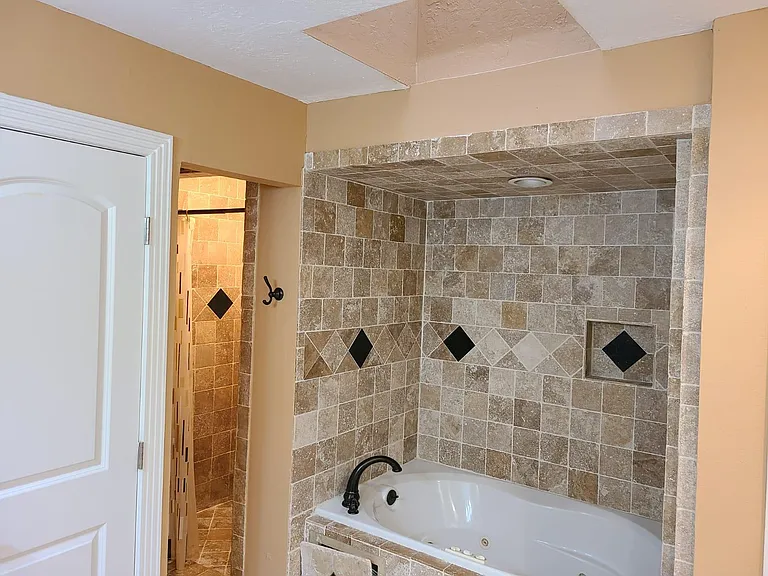 BathTub in Master Bathroom