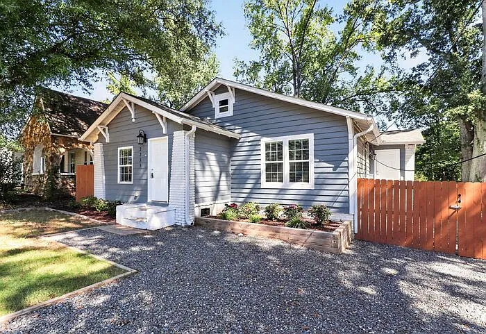 3 bed, 2.0 bath, 1207 sqft, $2,075 — Photo 4