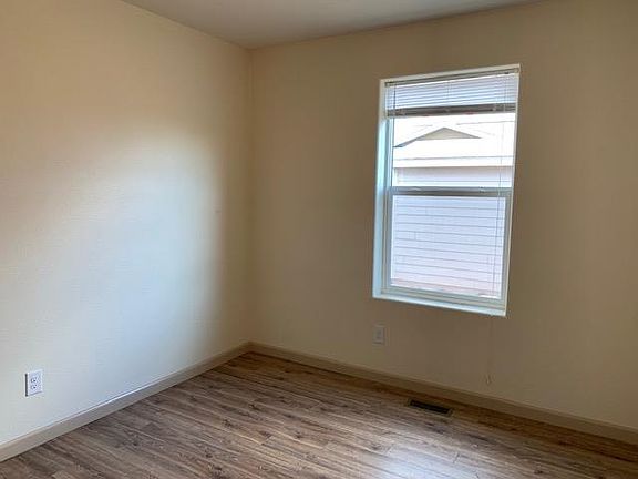 5th image of 270 Landmark Ct
