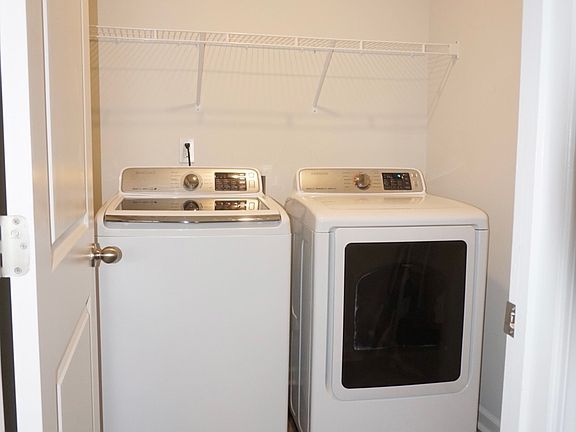 Modern Washer/Dryer included!