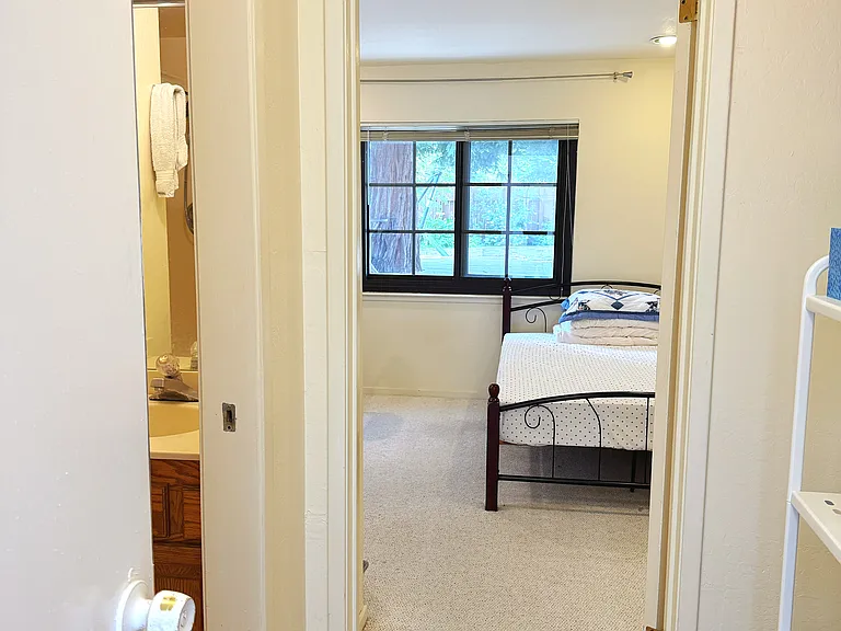 Laurel Ave — Photo 2