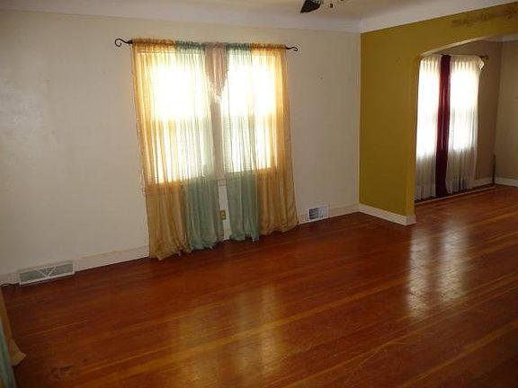 2nd image of 1077 Marion St