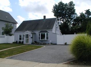 16 Sugar Maple Rd, Levittown, NY 11756