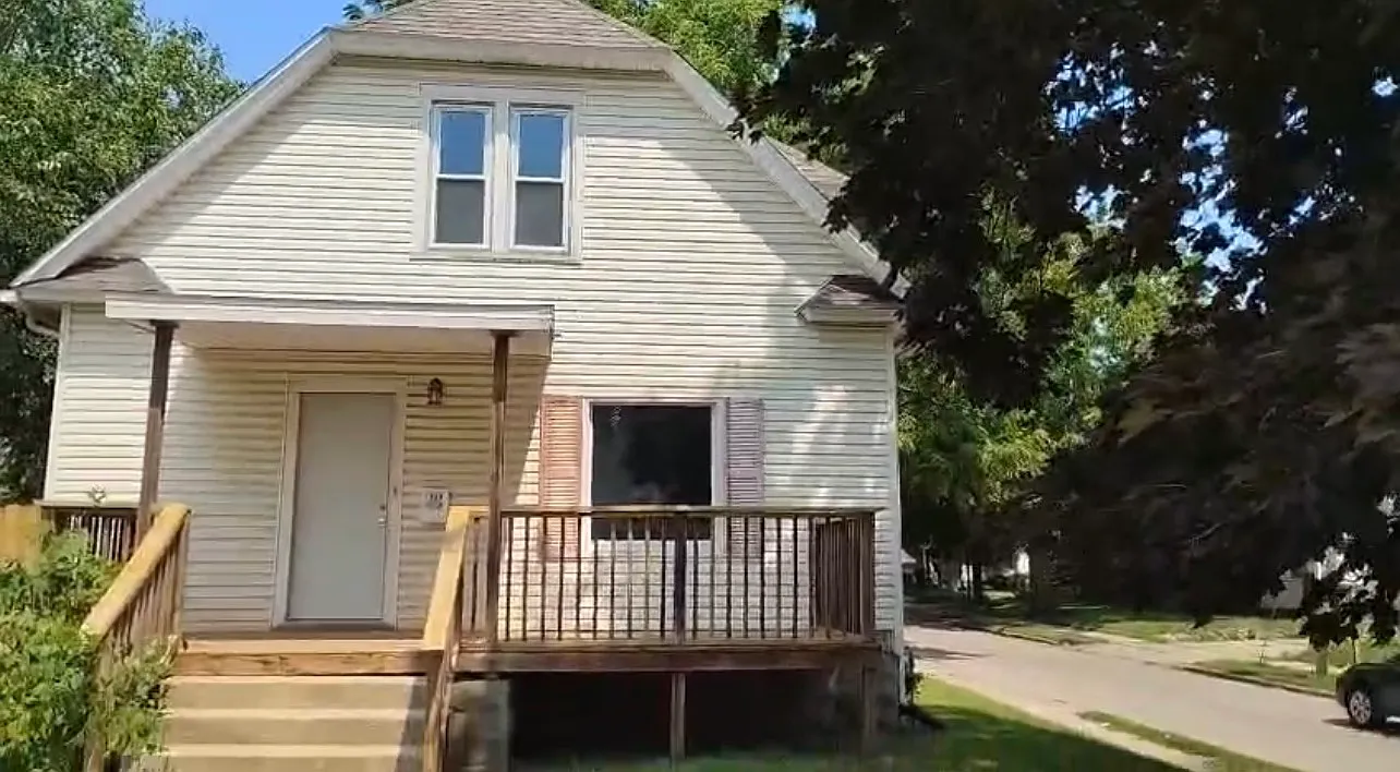 3 bed, 800 sqft, $1,200 — Photo 1