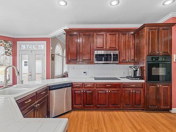 4th image of 384 Ridgecliff Dr