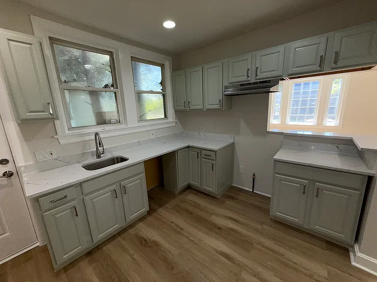 450 Rutherford Ave — Photo 17