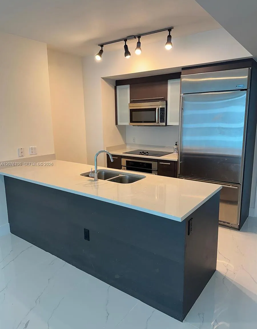 500 Brickell East Condo — Photo 3