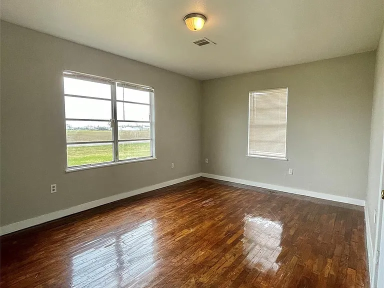 327 W 7th St — Photo 11