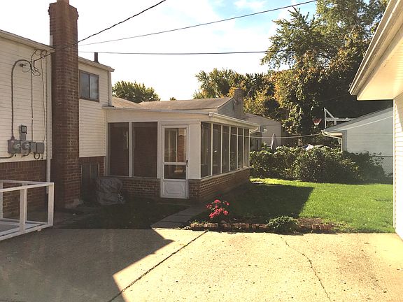 Attached Screen Porch!