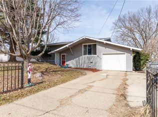 9009 Beechwood Dr, Urbandale, IA 50322