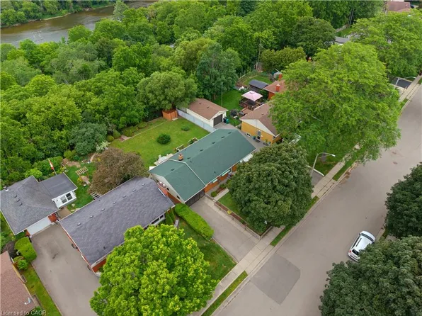 42 Highman Ave, Cambridge, ON N1R 3L7