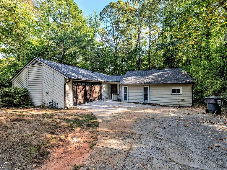 2660 Indian Lake Dr — Photo 25