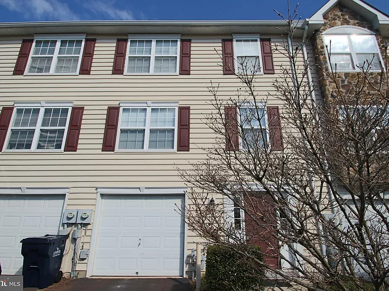 1051 Balley Dr — Photo 1