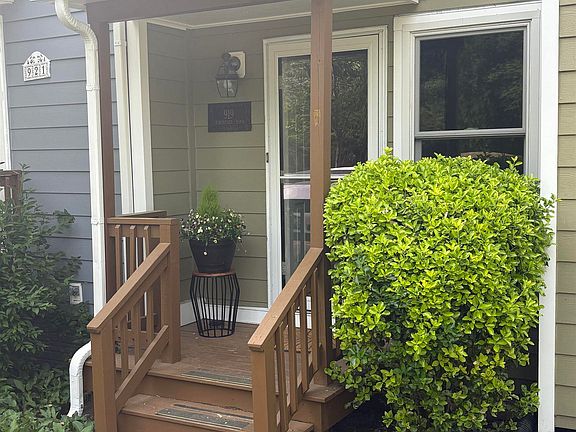 3rd image of 919 Stonehenge Rd