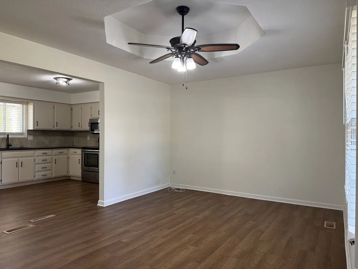 Beautifully Remodeled 3 Bedroom, 2 Bathroom Kansas City Home with Finished Basement, Fenced Backy... — Photo 4
