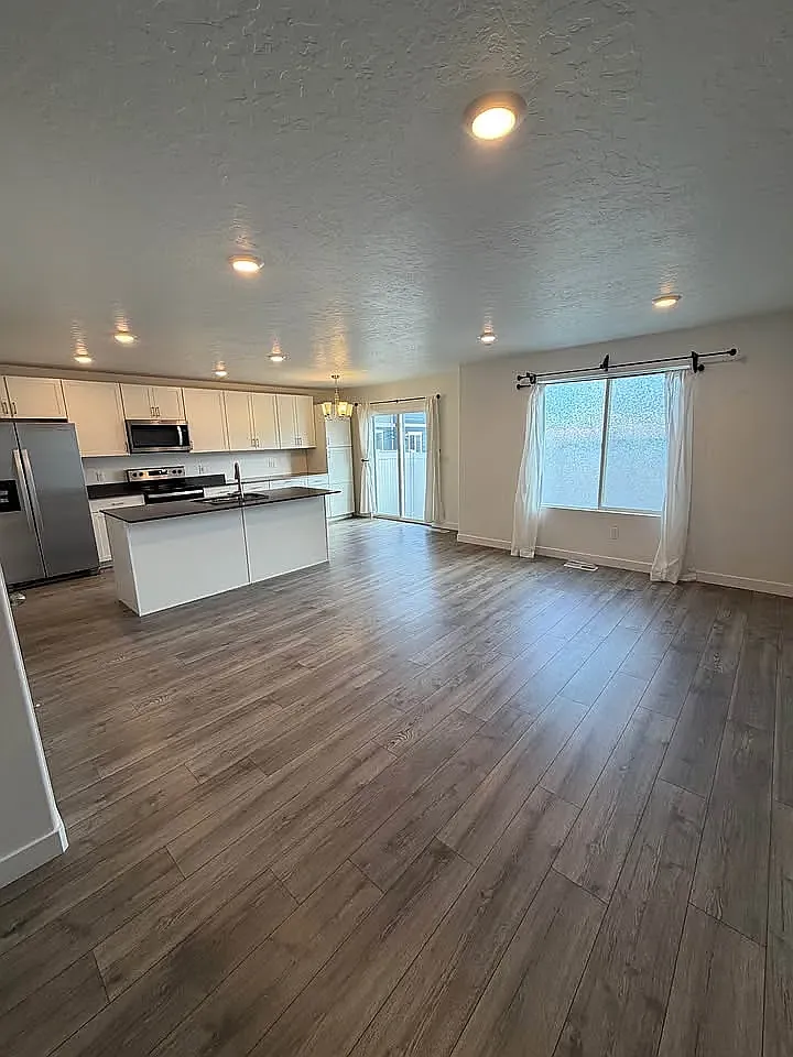3 bed, 2.5 bath, 2100 sqft, $2,250 — Photo 2