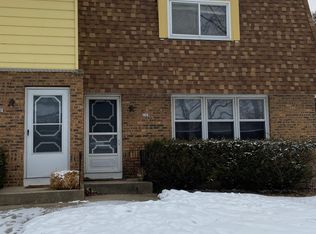 896 Village Quarter Rd #1, Dundee, IL 60118