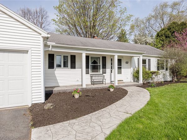32 Cricket Hill Dr, Pittsford, NY 14534