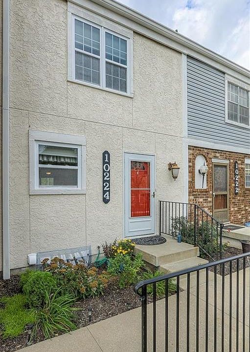 Great curb appeal, freshly painted front door, new stucco, easy access to parking!