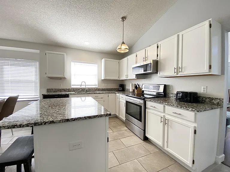 625 Rochester Loop — Photo 11
