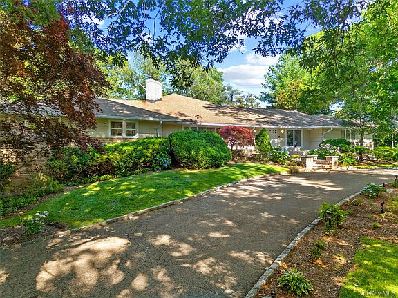 3rd image of 249 Glen Cove Road