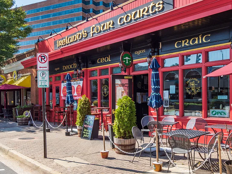 Discover new pubs and restaurants throughout Courthouse Arlington.