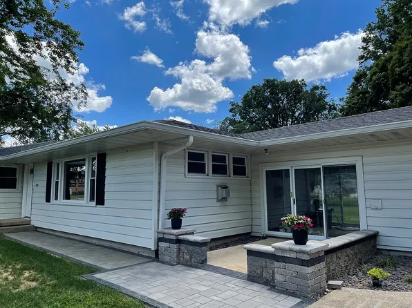 1724 E Walnut St, Chatham, IL 62629