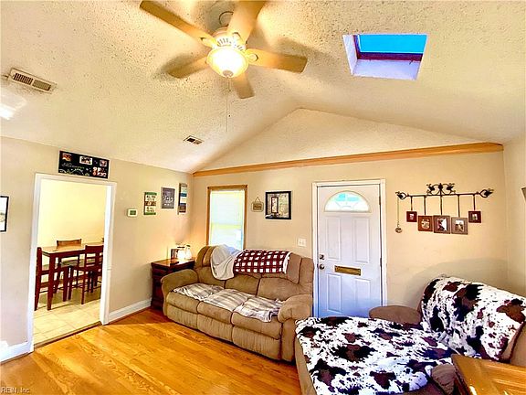 3rd image of 926 Brentwood Dr
